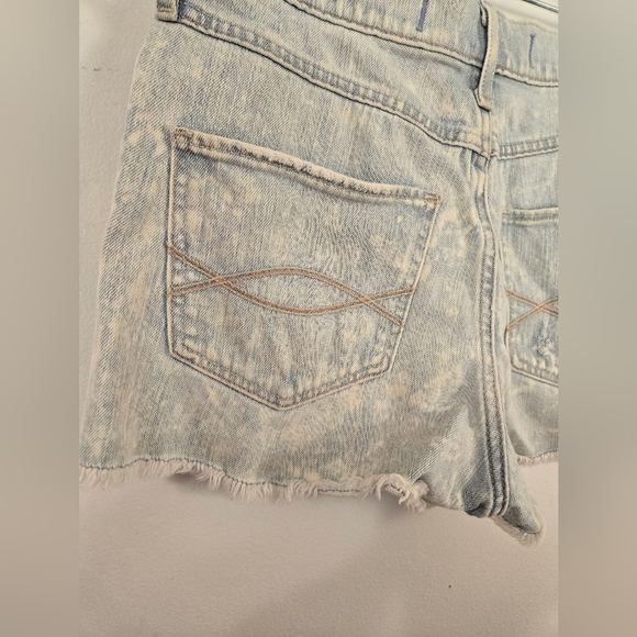Abercrombie & Fitch Light Wash Hi-rise Distressed Micro Shorts Women Size 6 - Picture 6 of 6
